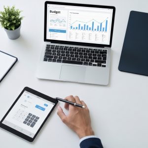 Bureau moderne : ordinateur portable affichant un budget détaillé pour la creation site internet prix. Une main utilise une t