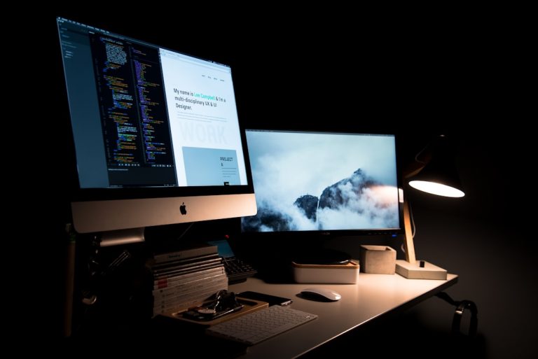 Un iMac argenté allumé dans un bureau pour la création de site internet Saint-Étienne.