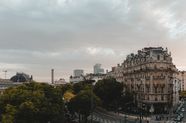 Vue aérienne d'une rue de Lyon, exemple de référencement naturel pour un e-commerce en ville