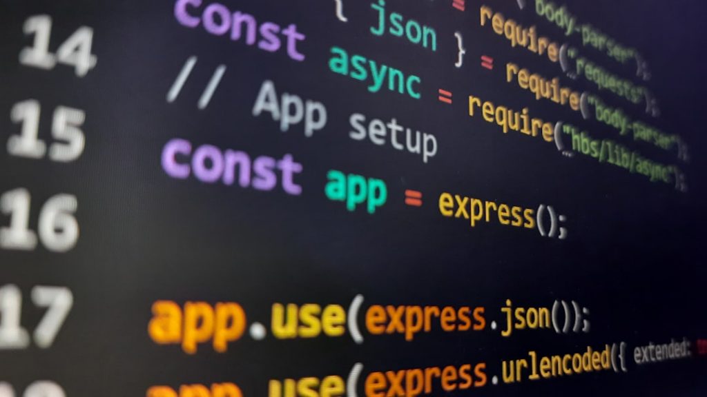 "Créer une application SaaS avec PHP : visualisation du code sur un écran d'ordinateur, détail du coût de création."