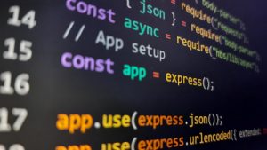 "Créer une application SaaS avec PHP : visualisation du code sur un écran d'ordinateur, détail du coût de création."
