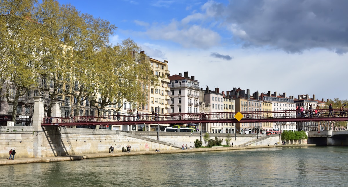 Un pont enjambant une rivière avec des bâtiments de chaque côté.