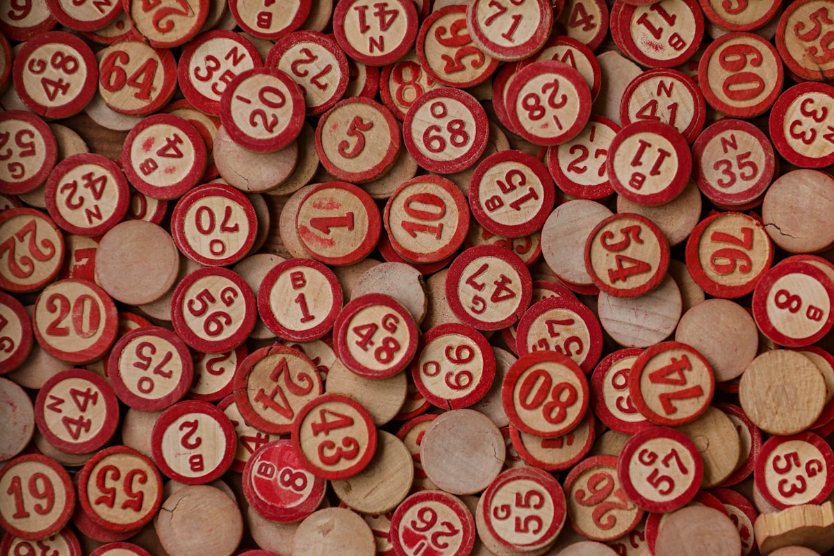 Nombreuses rondelles de bois rouges avec chiffres imprimés.