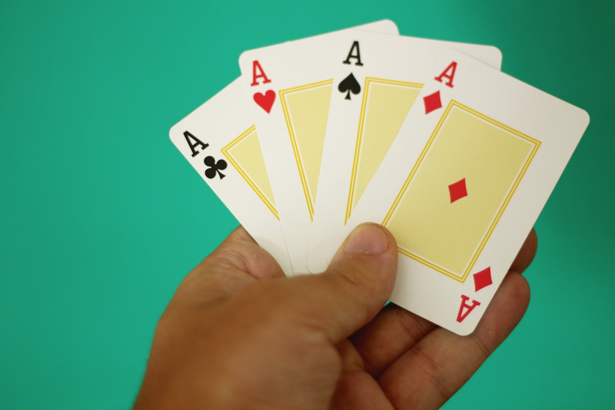 Jeu de cartes à jouer avec des as de différentes couleurs.