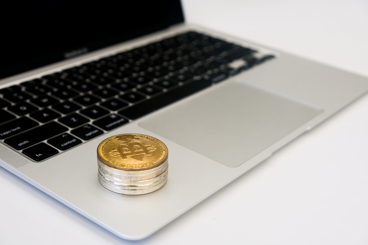 Pièces de monnaie en or et en argent sur un ordinateur portable.