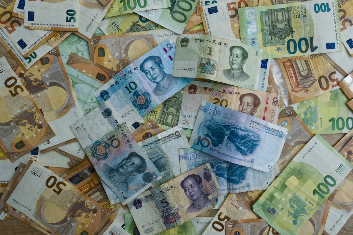 Billets de banque de différentes devises, euros et yuans, mélangés.