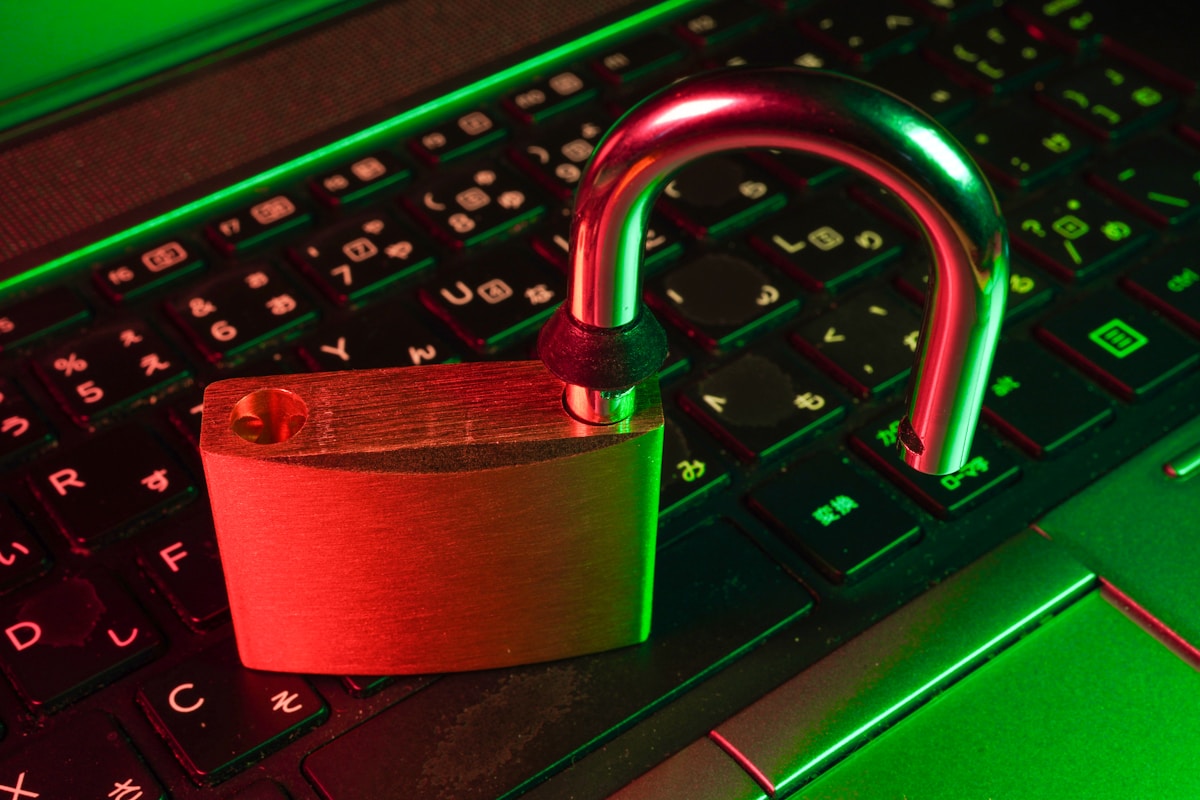 Clavier d'ordinateur avec cadenas rouge et éclairage vert.