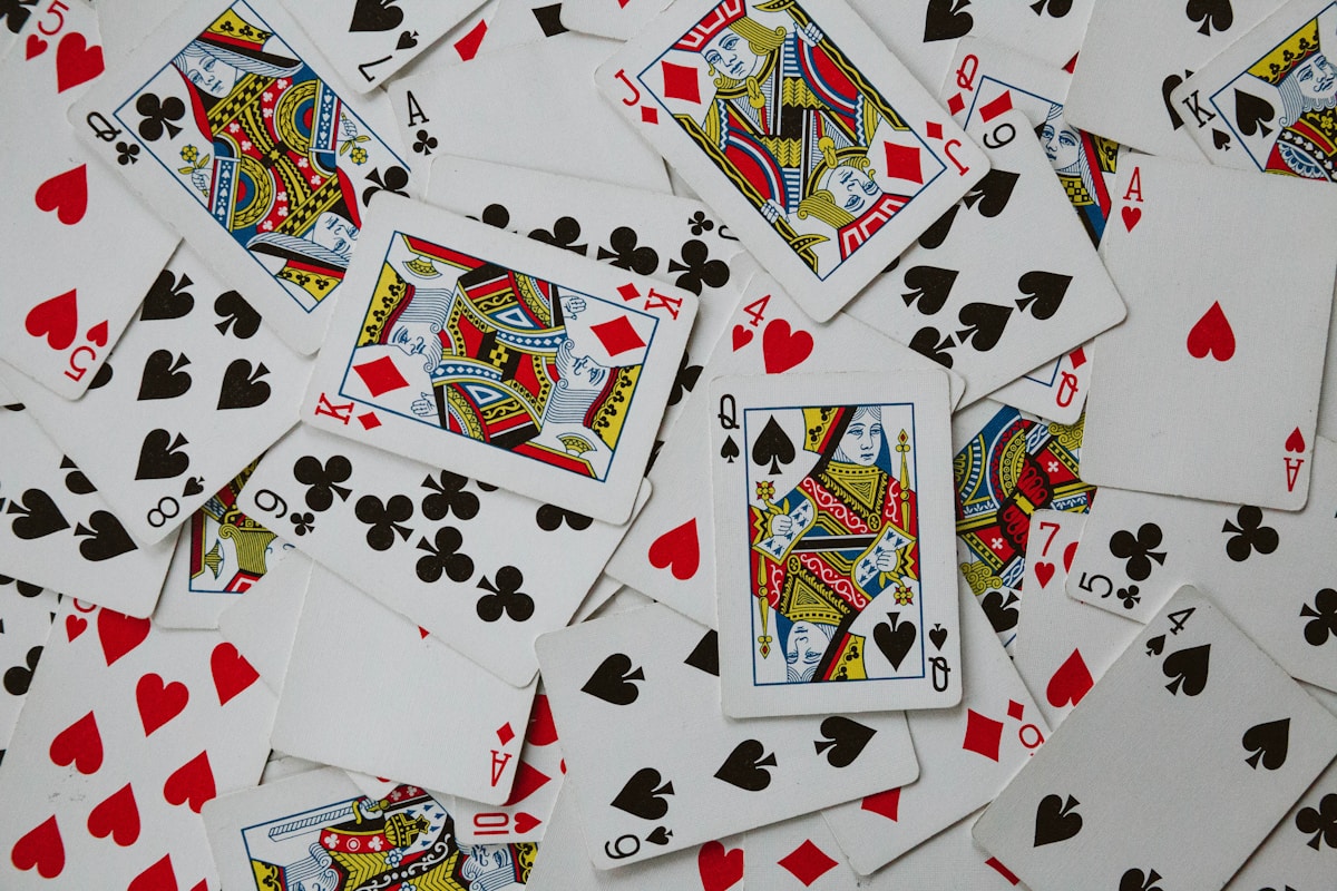 Jeu de cartes à jouer colorées et ornées de motifs variés.