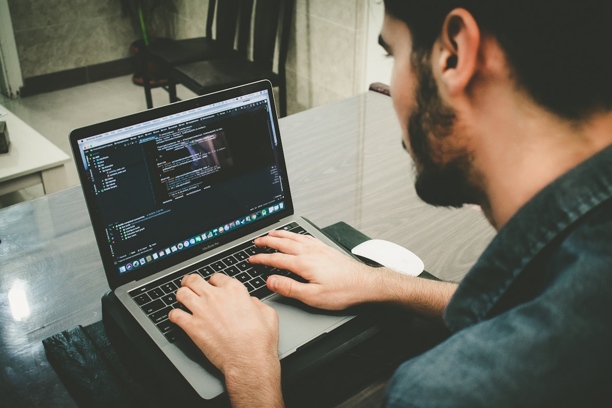 Développeur travaillant sur du code PHP sur un ordinateur portable