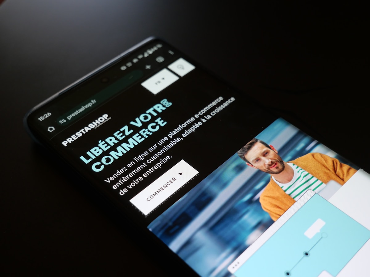 Smartphone affichant une publicité pour un service de commerce en ligne.