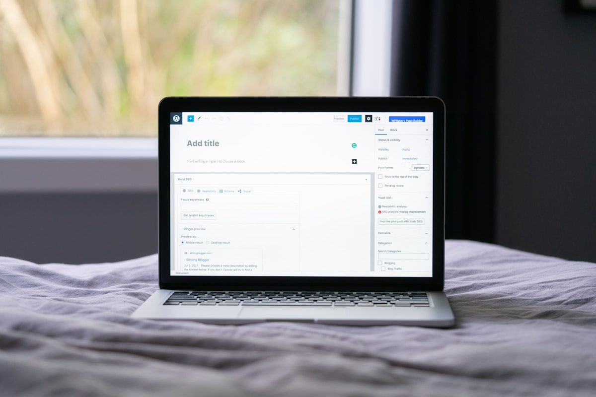 Ordinateur portable ouvert sur un écran de création de contenu.