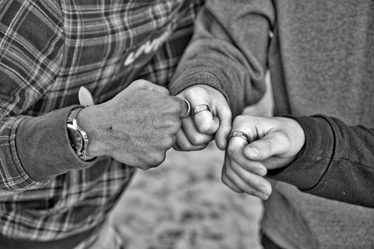 Trois hommes trinquent avec leurs poings.