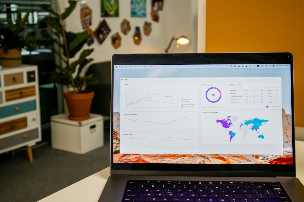 Ordinateur portable affichant des statistiques et une carte du monde sur l'écran.