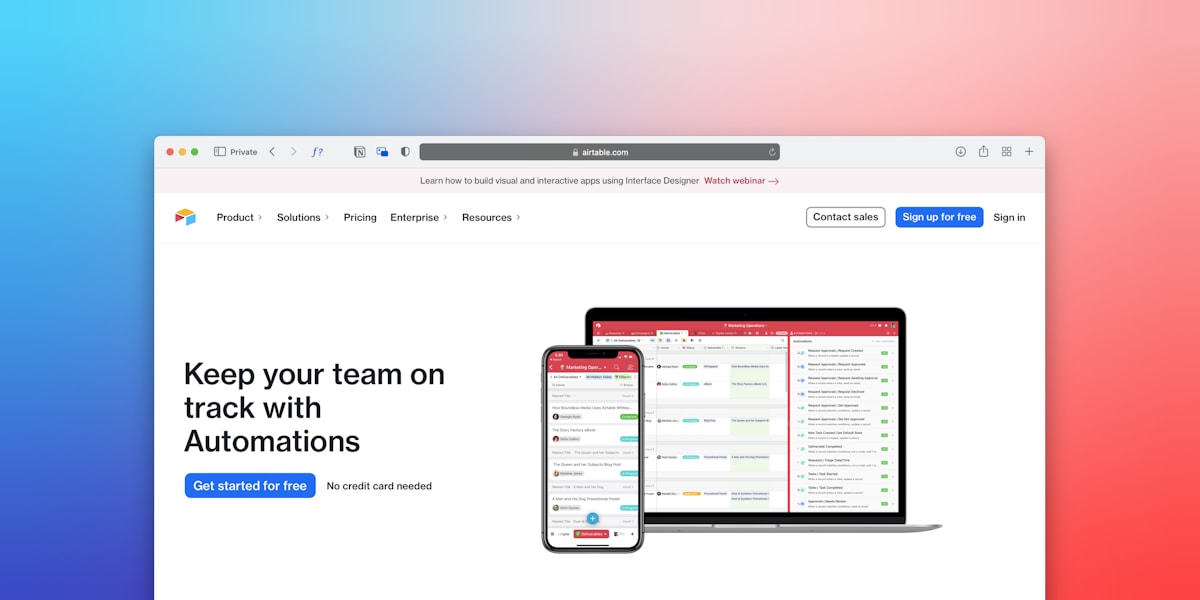 Site web Airtable avec des appareils mobiles affichant des fonctionnalités d'automatisation.