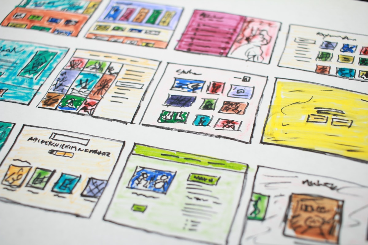 Croquis colorés de maquettes d'interface utilisateur et d'éléments de conception graphique.