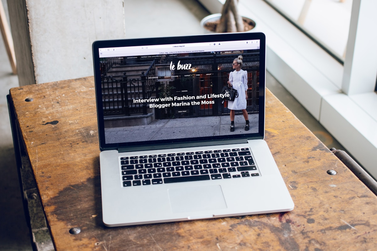 Ordinateur portable affichant une interview avec une blogueuse de mode et de style de vie.