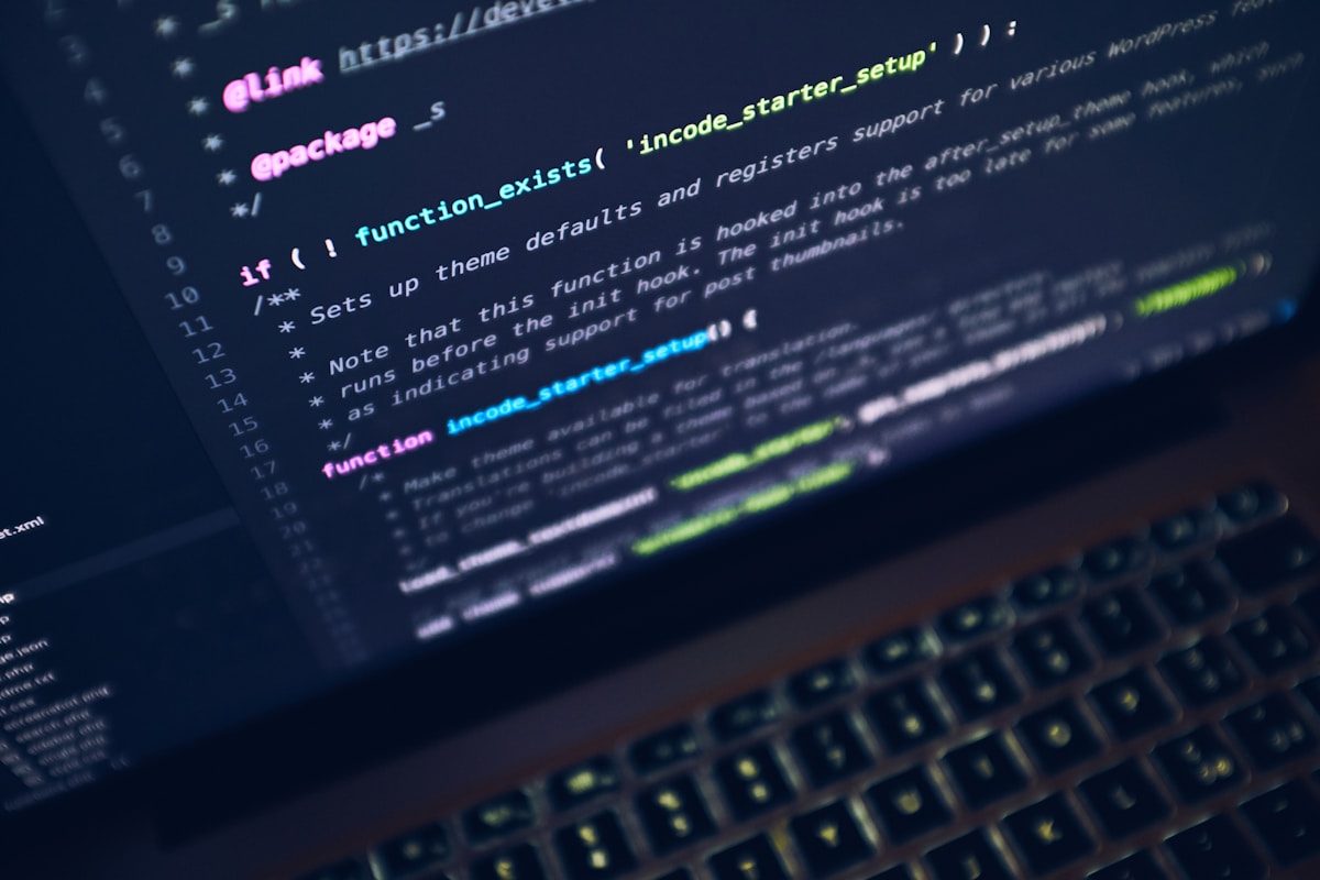 Code source de programmation avec des lignes de texte colorées.