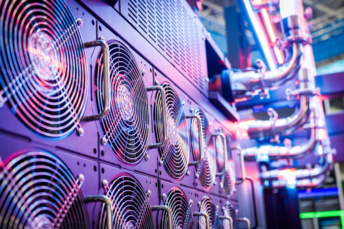 Ventilateurs électroniques colorés dans un centre de données informatique.