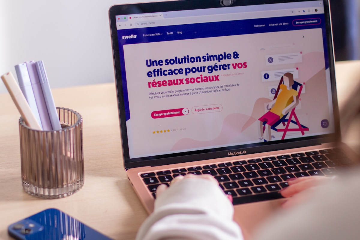 Un ordinateur portable affichant le site web Swelly, une solution pour gérer les réseaux sociaux.