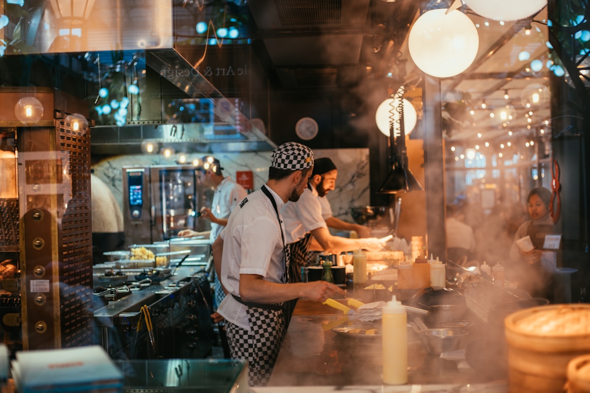 Cuisine animée avec chefs affairés préparant des plats.