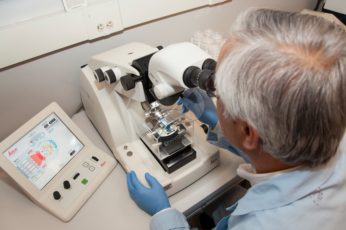 Microscope utilisé par un professionnel de la santé dans un laboratoire médical.
