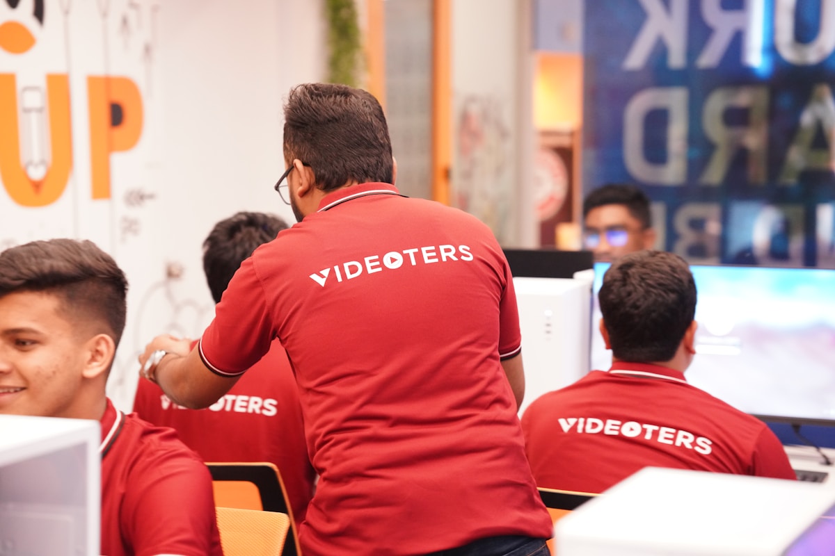 Groupe de personnes portant des t-shirts rouges avec le logo "Videoters".
