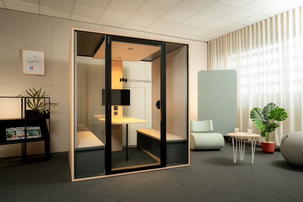 Espace de travail moderne avec mobilier minimaliste et plantes d'intérieur.