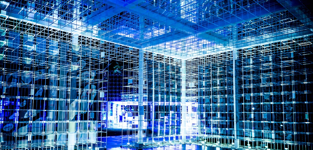 Labyrinthe de structures métalliques bleu foncé et lumineux.