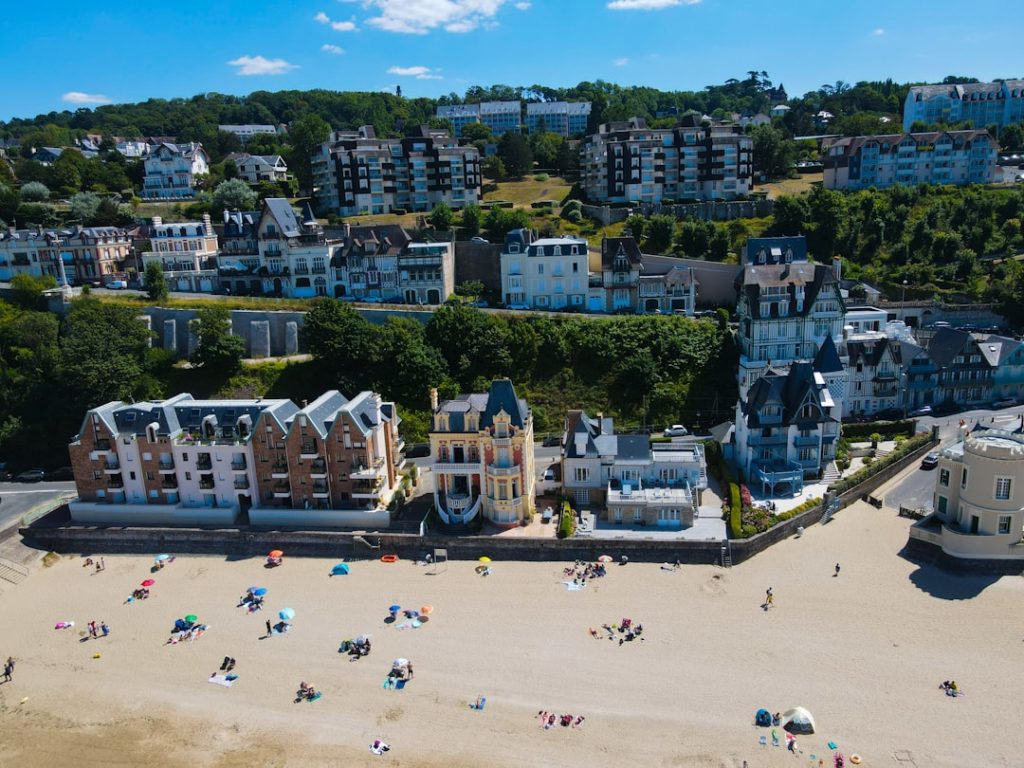 création site internet normandie - a beach with many buildings and trees