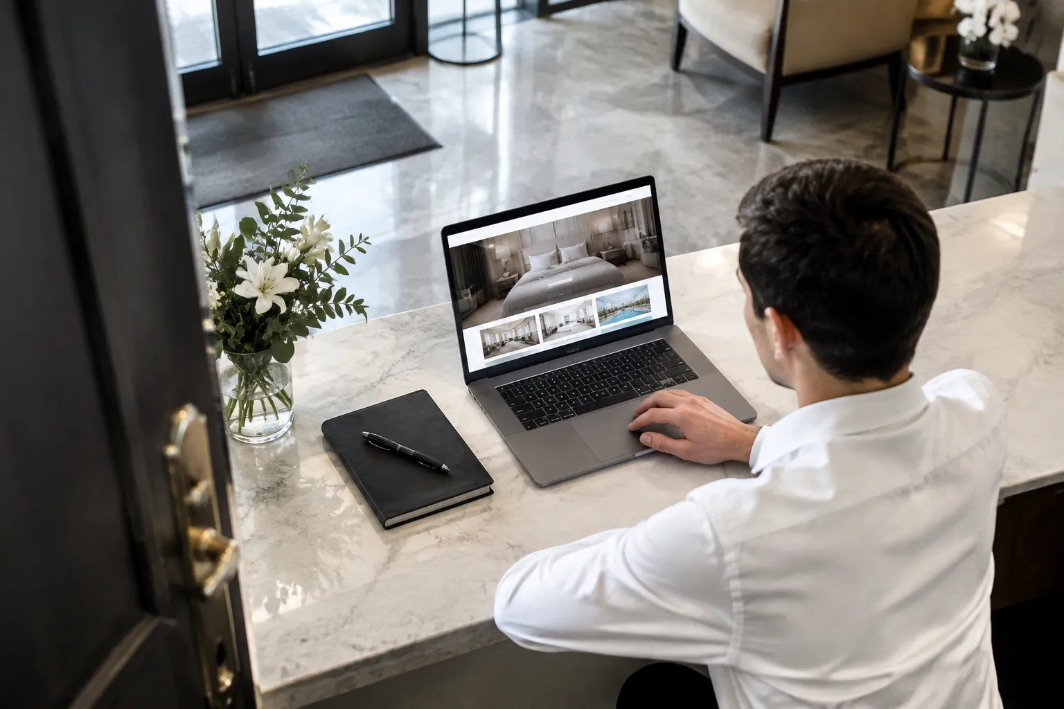 Réception d’hôtel moderne avec ordinateur portable montrant un site web hôtelier en développement.