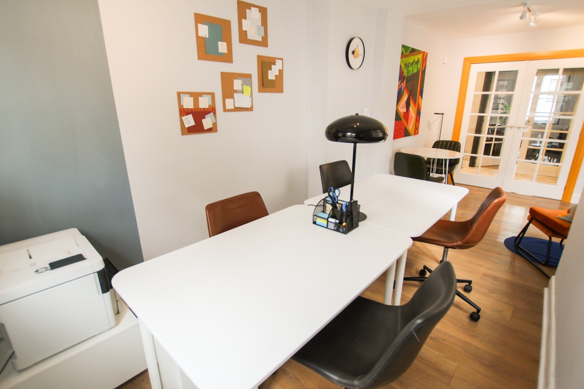 Bureau de travail moderne avec décorations murales colorées.