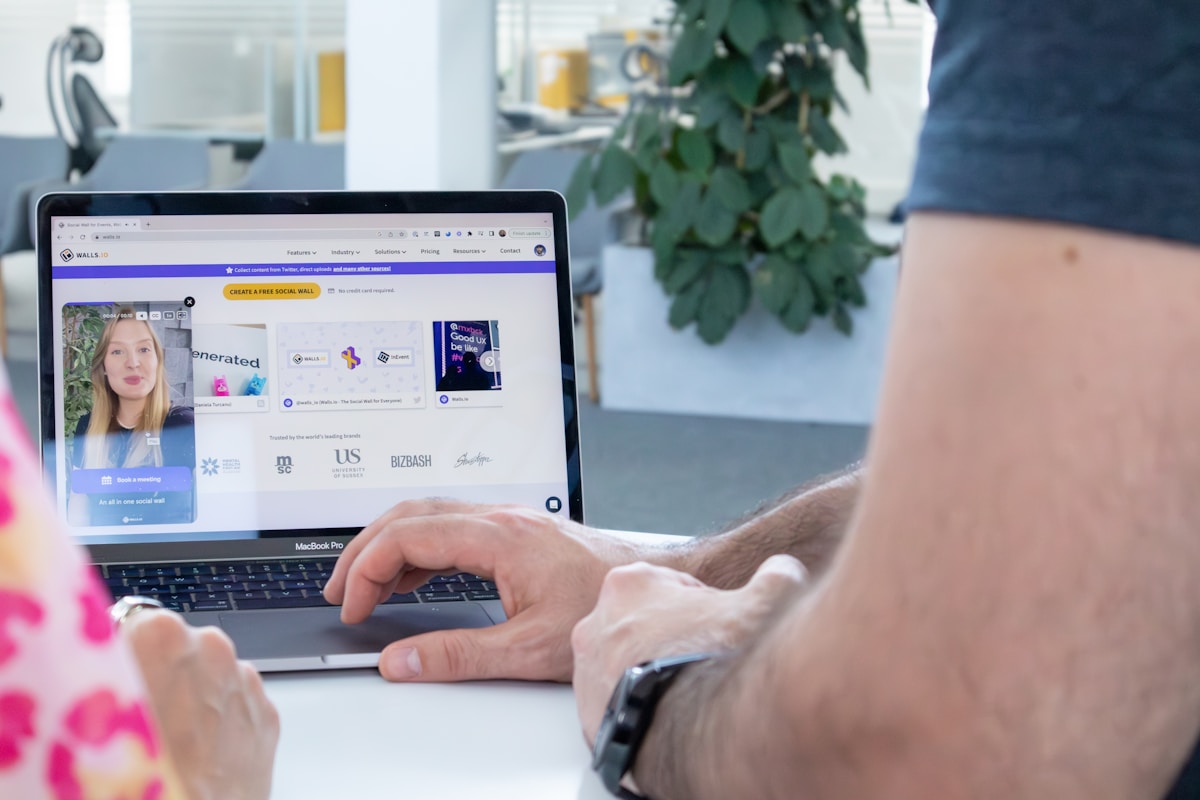 Personne utilisant un ordinateur portable pour créer un profil en ligne.